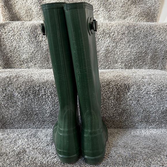 Hunter Classic Tall Green Rubber Boots - Picture 6 of 11